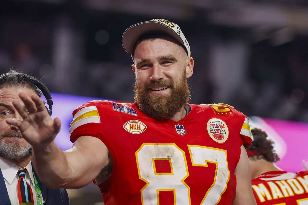 Los hermanos Travis y Jason Kelce recibirán 100 millones de dólares por su podcast