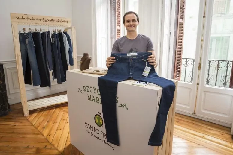Asfalto para carreteras, vaqueros, llantas de bici... La sorprendente segunda vida de los envases reciclados