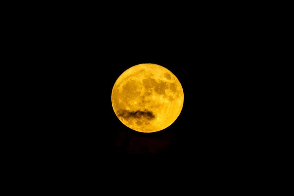 Luna de fresa: Cuándo y cómo ver la primera luna llena del verano