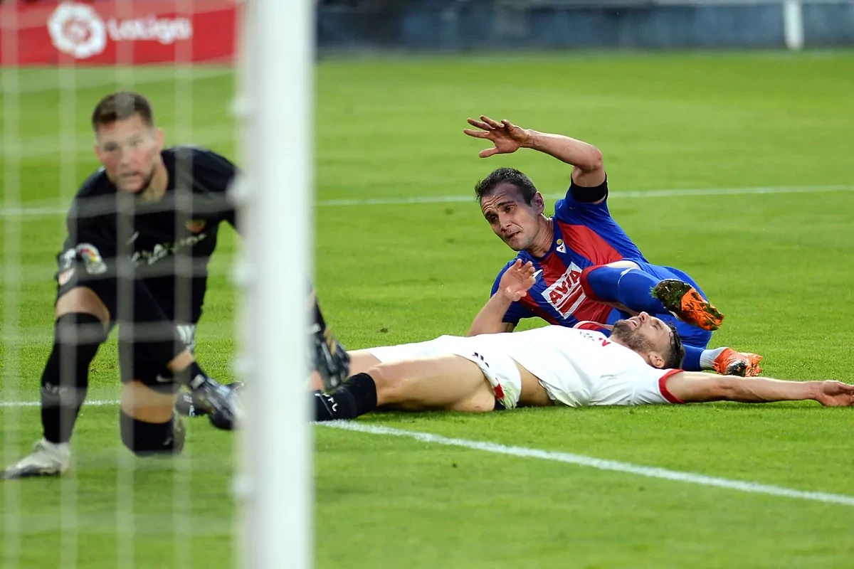 El Eibar sorprende a un espeso Sevilla