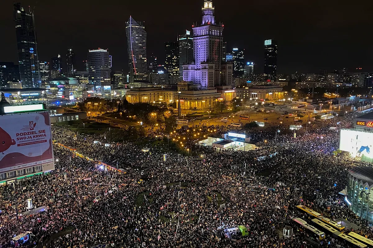 Miles de personas se unen en Varsovia en la mayor protesta contra la limitacin al aborto