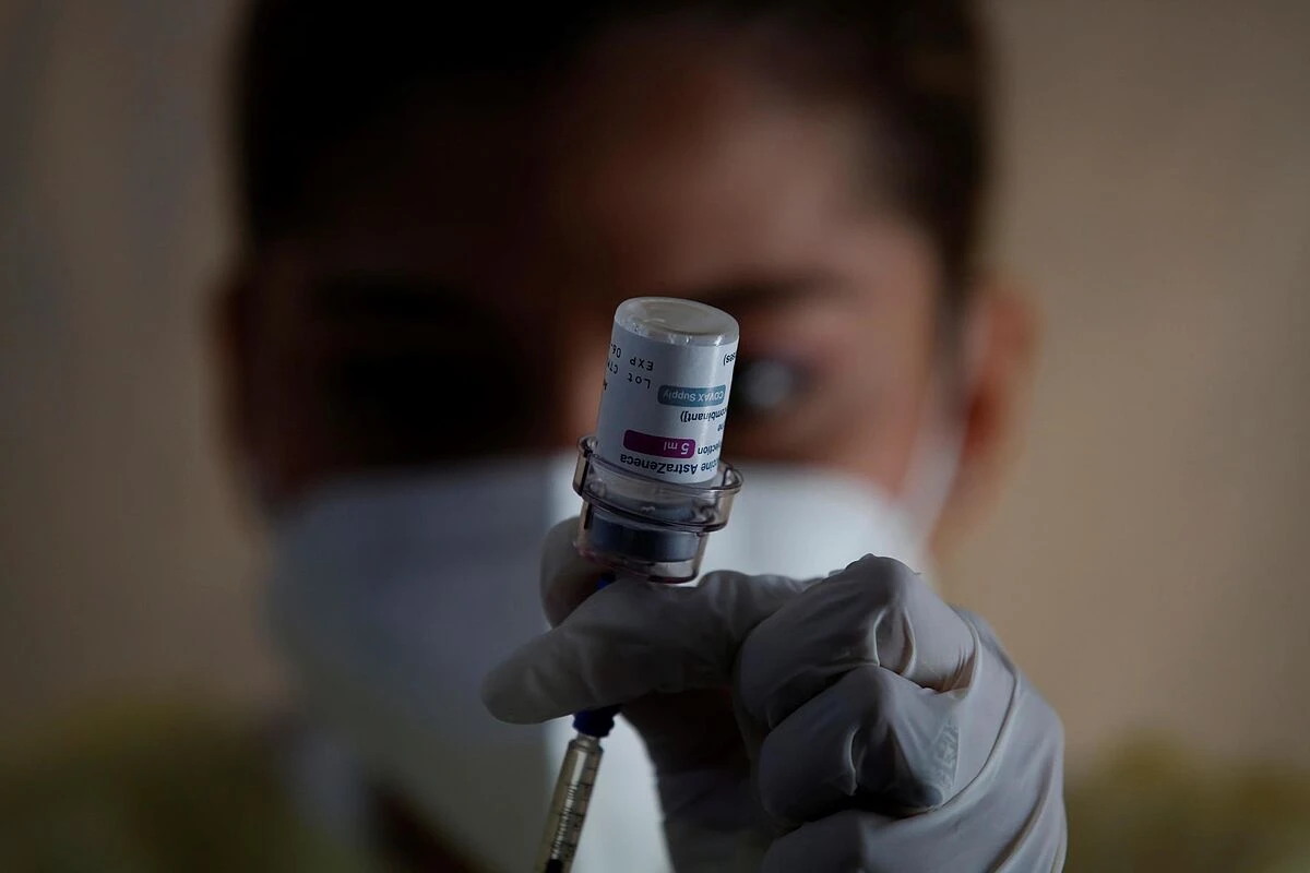 Luz verde a la segunda dosis de AstraZeneca, ahora las comunidades cuestionan las reservas y la logstica