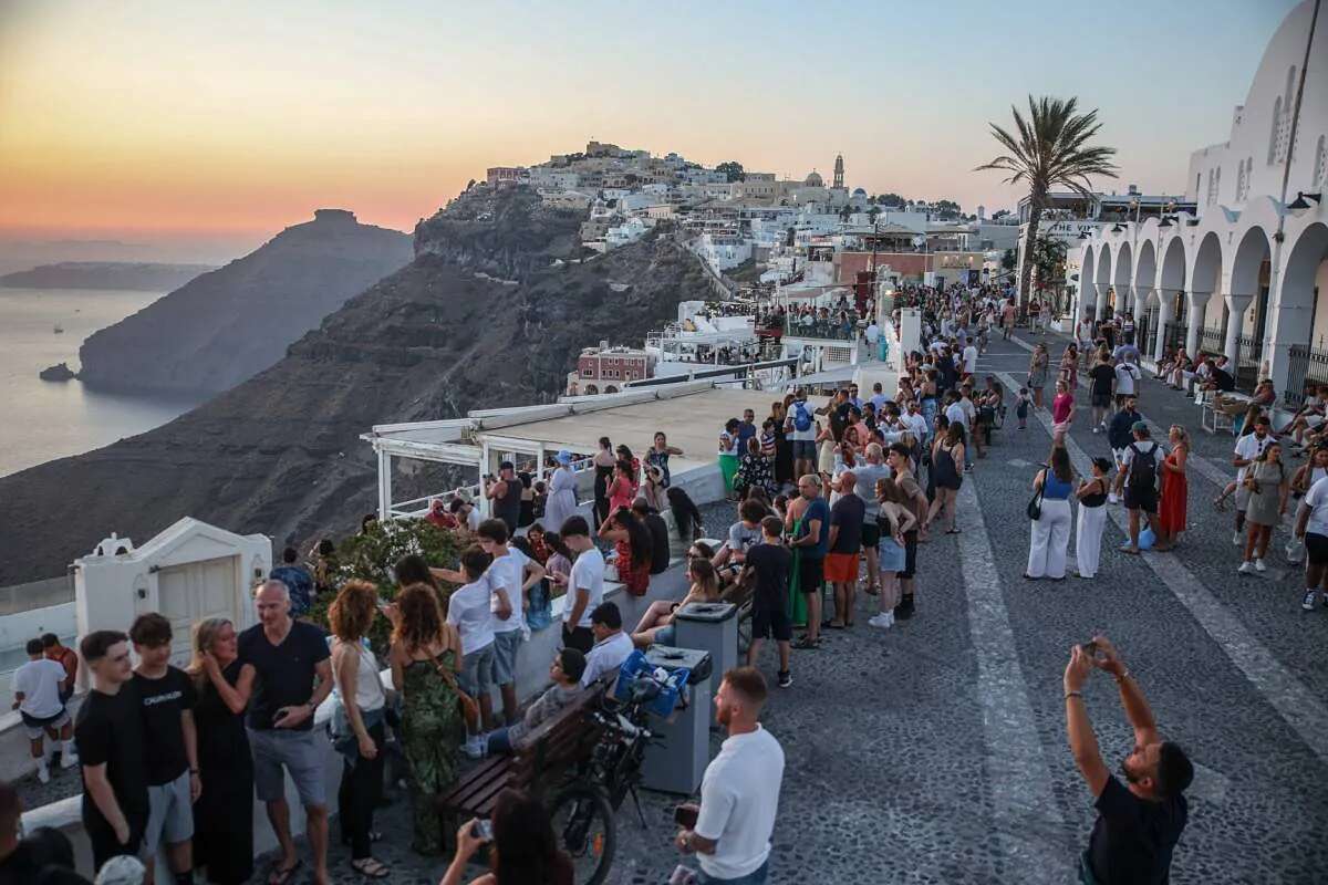 Nuevas medidas en Grecia para frenar el turismo masificado: 20 euros por bajarse del crucero en Santorini o Mykonos y aumento de los impuestos de alquileres vacacionales