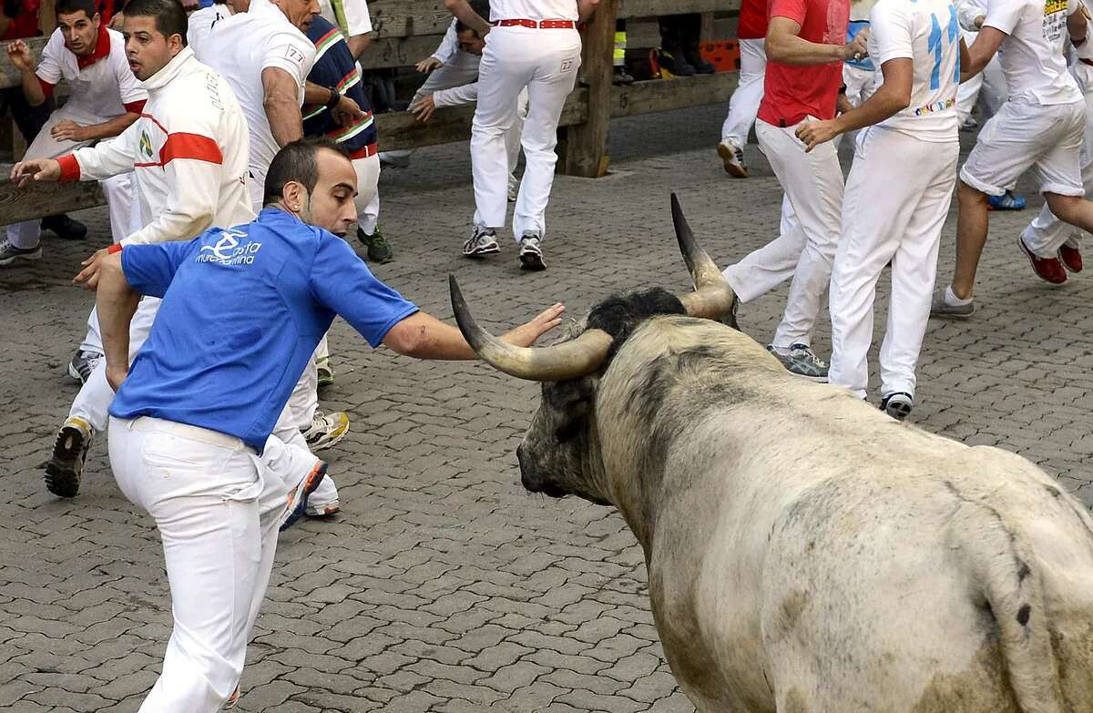 La ambigüedad del PSOE con los toros: se abstiene en el apoyo a los festejos taurinos sin rechazarlo para marcar distancias con Sumar