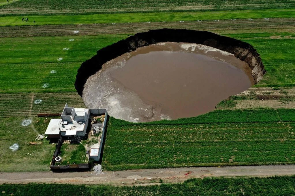 Una casa al borde del abismo: la impresionante imagen del socavón que ha causado en México una falla geológica