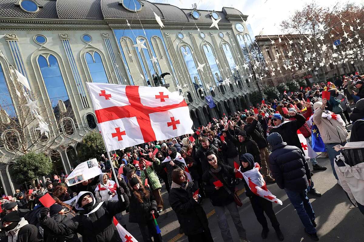 Miles de manifestantes impugnan la toma de posesión del nuevo presidente de Georgia frente al Parlamento