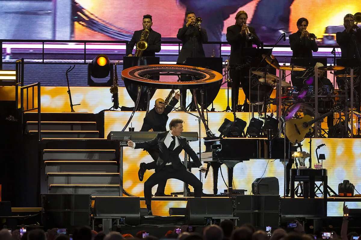 Un Luis Miguel eléctrico conquista el Bernabéu con suspiros, mariachis y pelvis