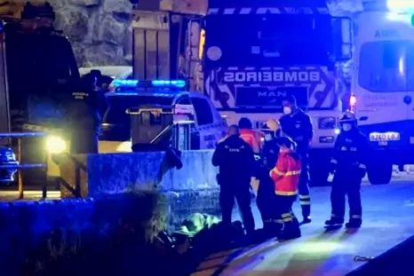 Mueren dos hombres tras caer en su coche al mar en el puerto de Malpica (A Corua)