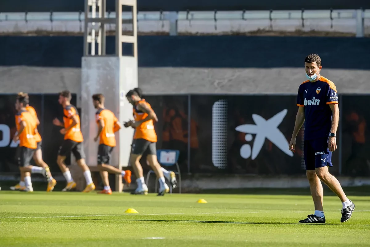 Los capitanes del Valencia le piden a Javi Gracia que no presente la dimisin