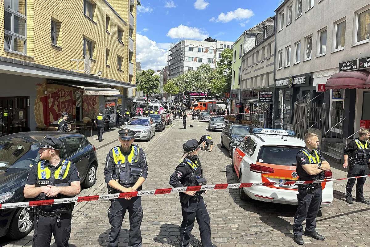 Policías disparan a un hombre que los amenazaba con un hacha en una zona de Hamburgo abarrotada por miles de aficionados