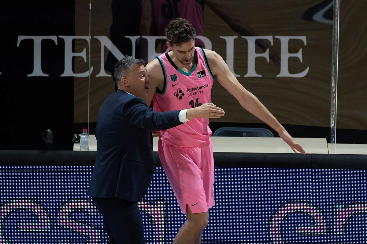 La afición del Real Madrid aplaude a Pau Gasol y pita, mucho, a Mirotic