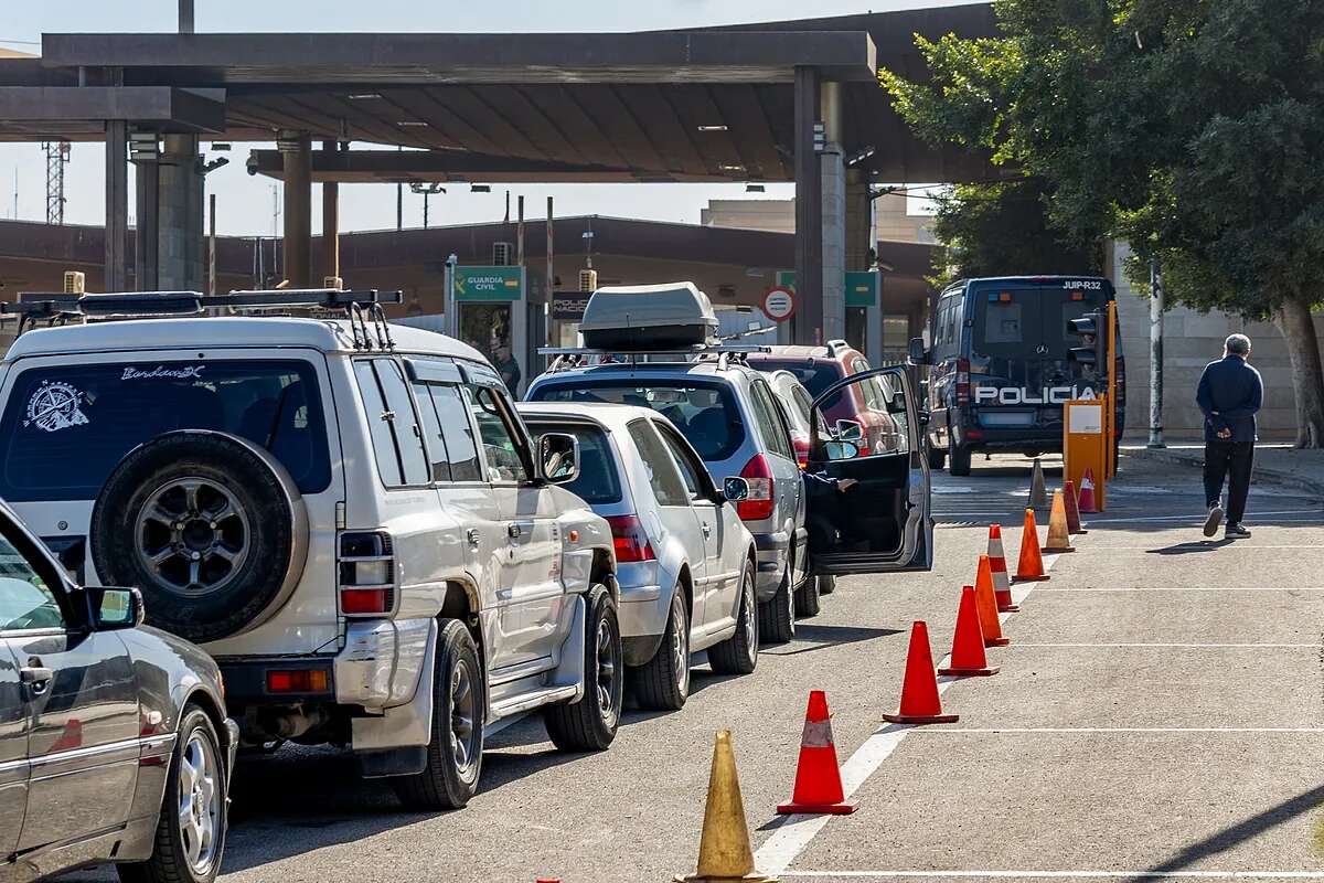 Marruecos muestra su poder sobre España: para un camión en Melilla pero deja entrar otro en Ceuta