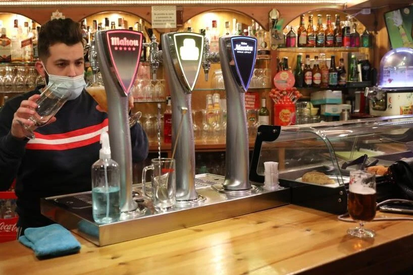 El consumo de cerveza desciende un 12% por la pandemia y ya bebemos más en casa que en bares