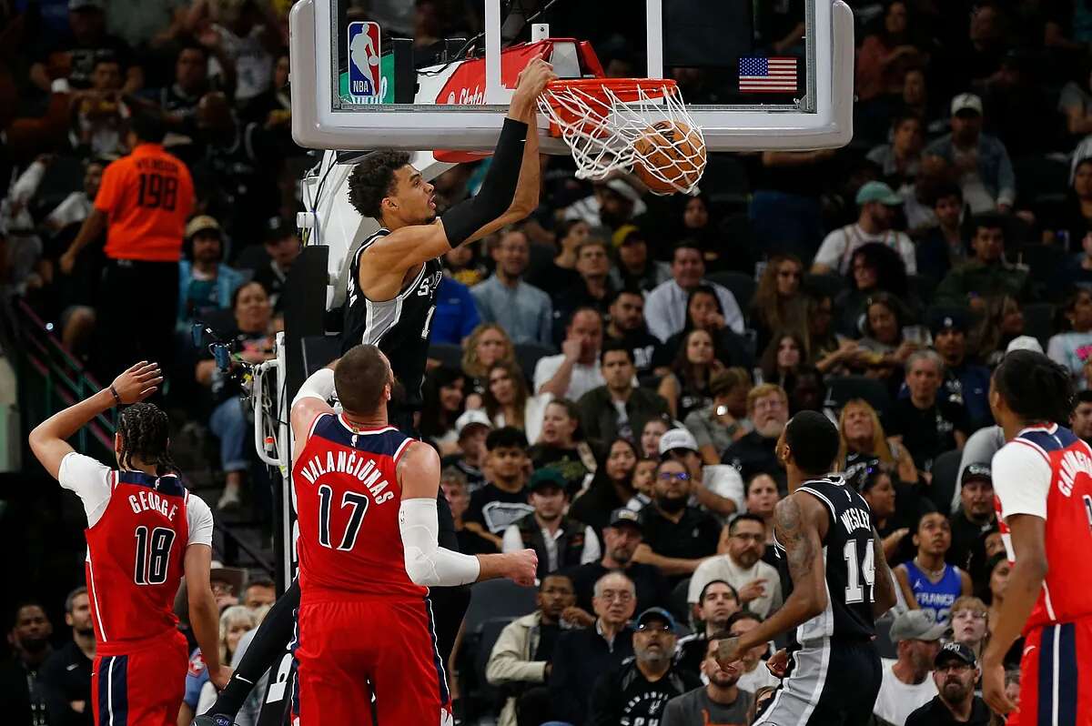 Bacanal anotadora de Antetokounmpo y Wembanyama en una noche en la que el eterno LeBron sigue asombrando a la NBA