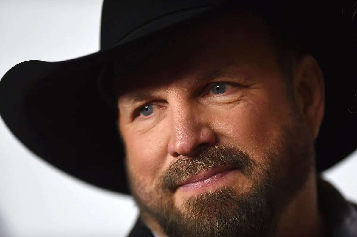 El cantante de country Garth Brooks es acusado de asalto sexual y violación