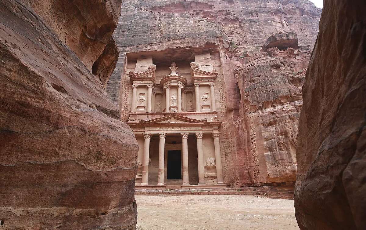 Encuentran una tumba secreta en Petra con 12 esqueletos humanos y artefactos con al menos 2.000 años de antigüedad