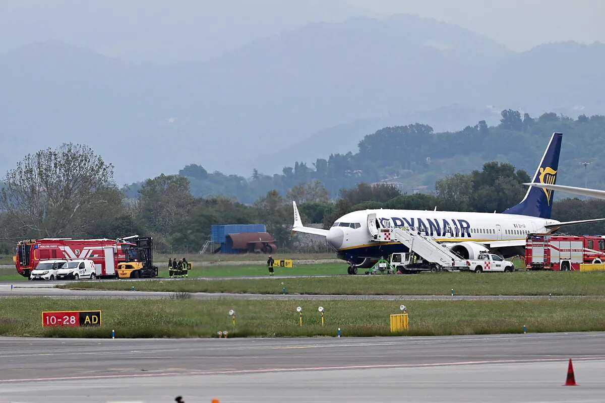 Evacúan a 184 pasajeros de un vuelo de Ryanair por fuego en un ala al ir a despegar: 