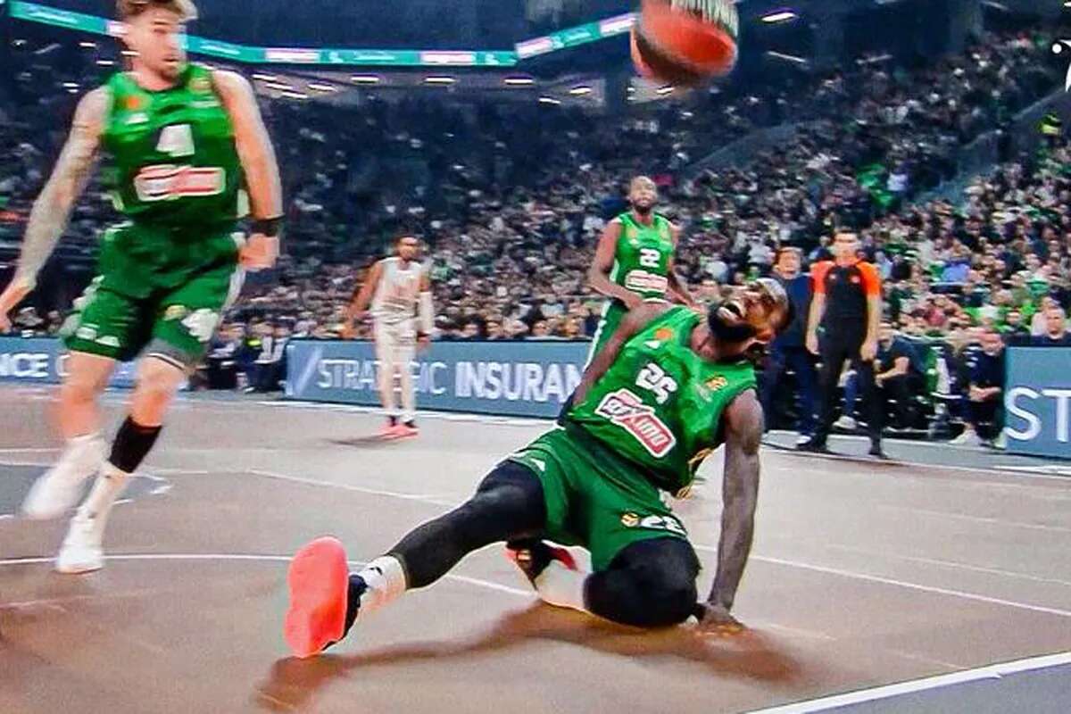 Drama en el Panathinaikos-Baskonia: terrible lesión de Lessort, desmayos y un infarto: 