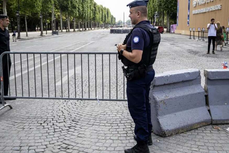 Un hombre armado con dos sables, herido de gravedad por la policía cerca de París