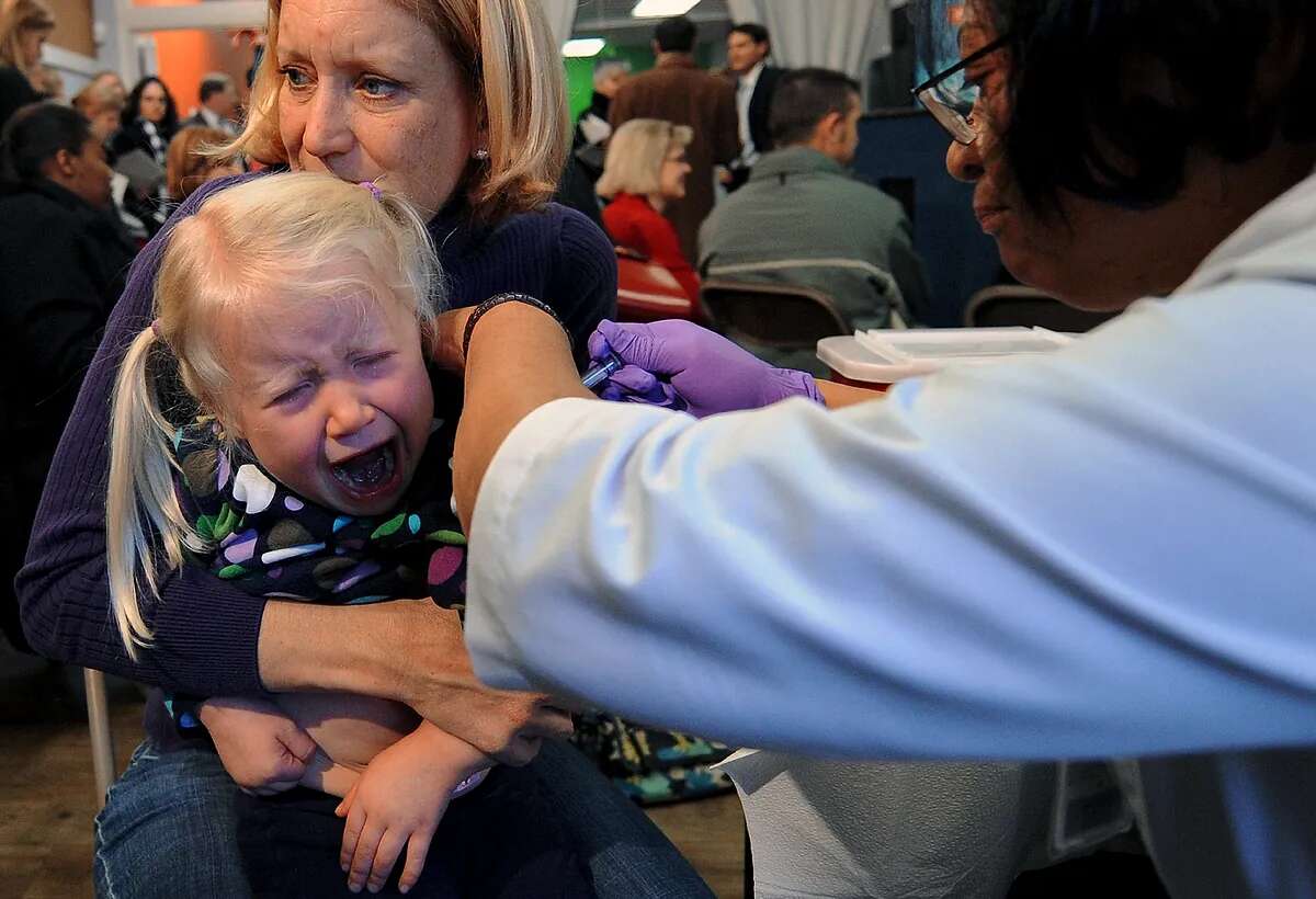 Los pediatras recomiendan ampliar la vacuna de la gripe a niños y adolescentes hasta los 18 años