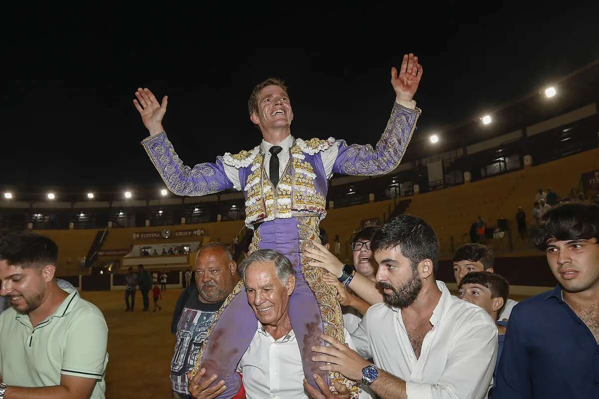 Borja Jiménez consuma con éxito su hazaña de reaparecer y corta cinco orejas a los victorinos en La Línea