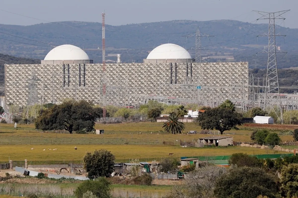 El derrumbe de la luz ya obliga a frenar a la mitad del parque atómico y moviliza al Consejo de Seguridad Nuclear