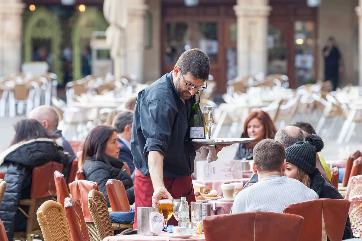 El paro sube en octubre por el fin de la temporada turística pero se crean 134.307 empleos con el tirón de la educación en la vuelta al cole