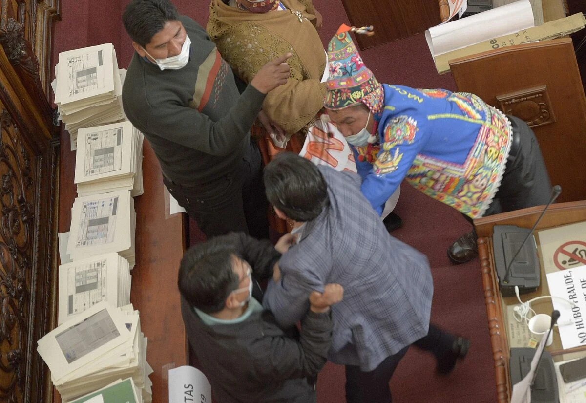 Entre puñetazos y tirones de pelo: así terminó la interpelación a un ministro en el Parlamento boliviano