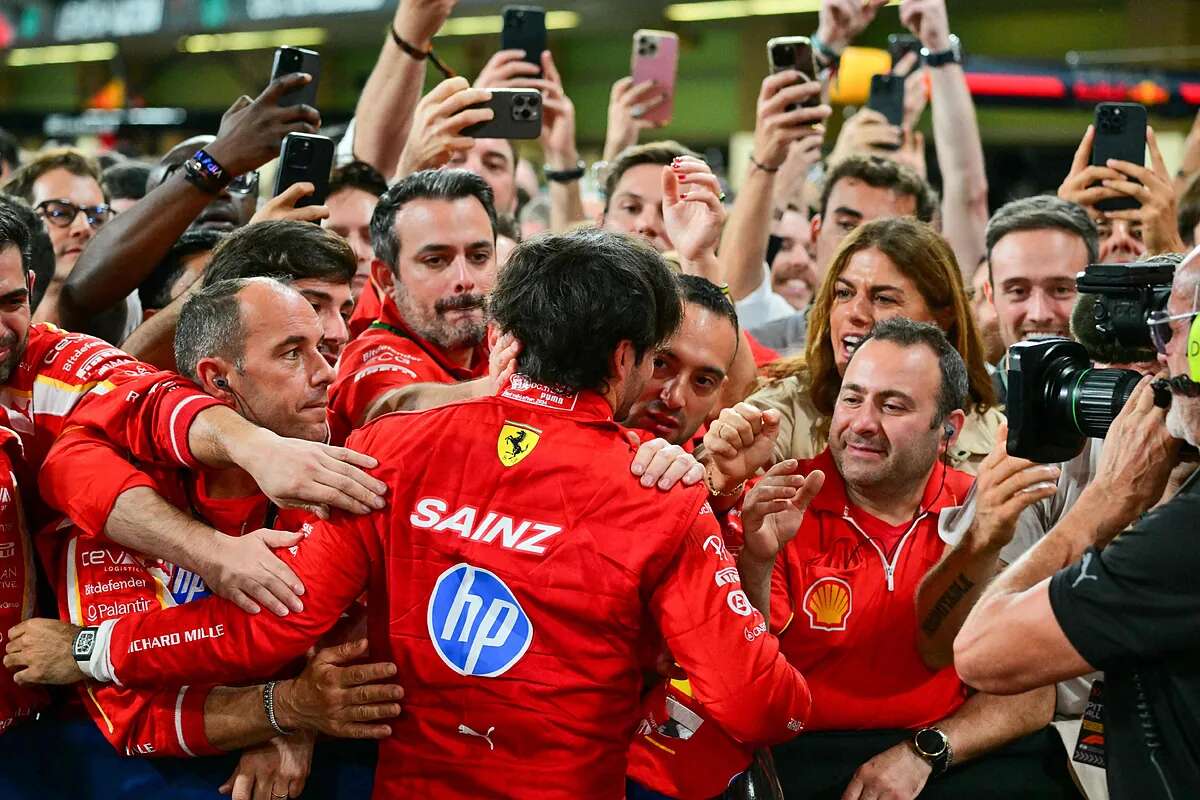 Así fue el último día de Carlos Sainz como piloto de Ferrari: el extintor, los elogios de Leclerc y un disfraz picante