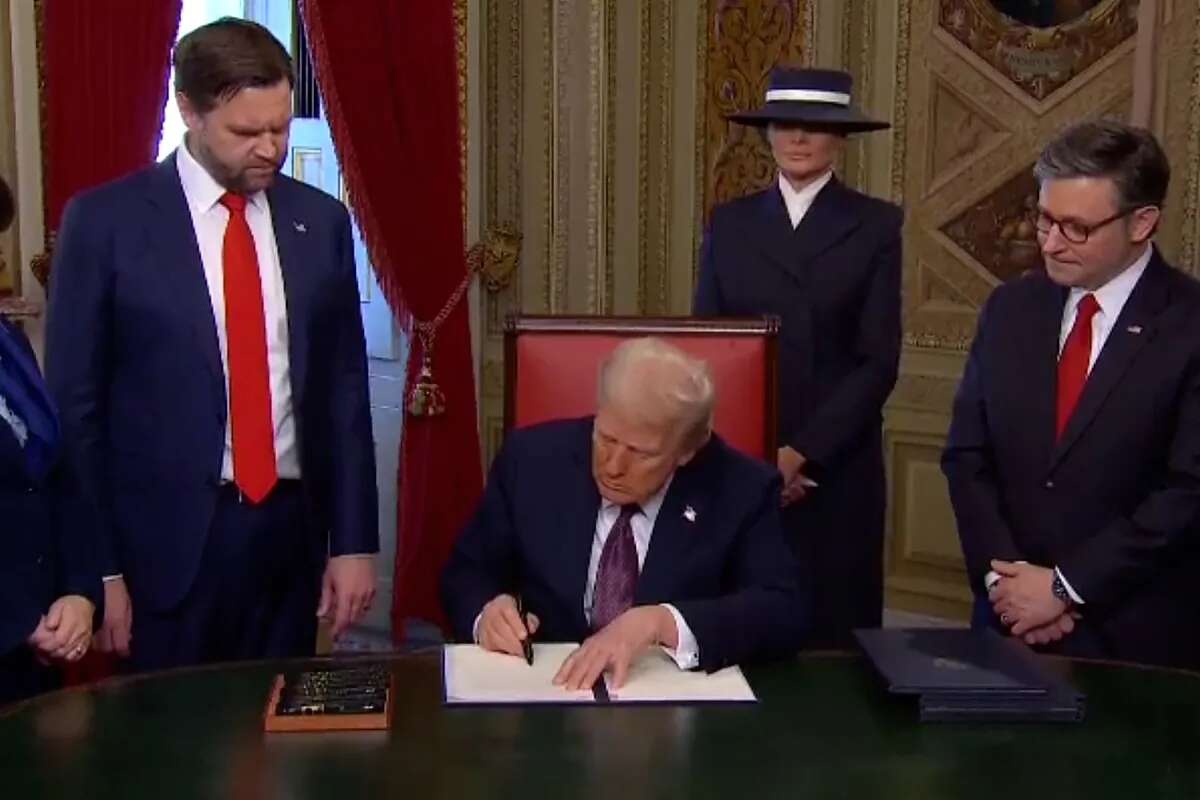 Trump firma los primeros decretos: clima, comunidad LGTBI y perdón a los asaltantes del Capitolio