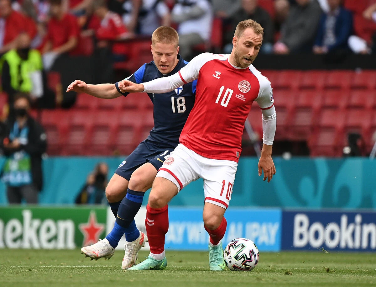 Eriksen se desploma en mitad del Dinamarca-Finlandia