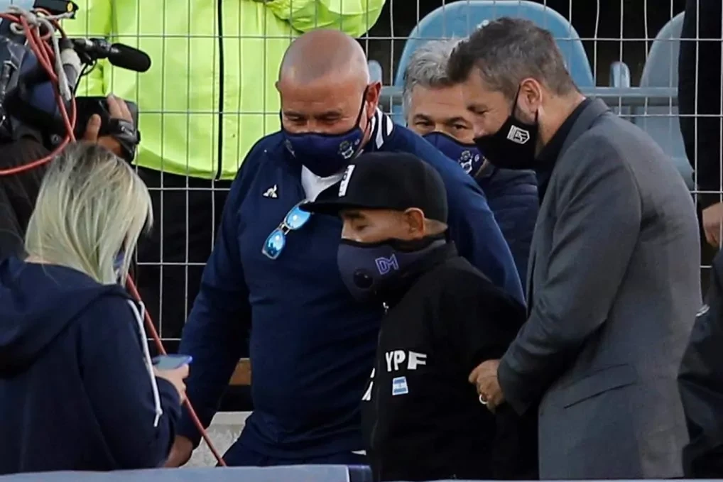 Ingresan a Maradona en un hospital de La Plata