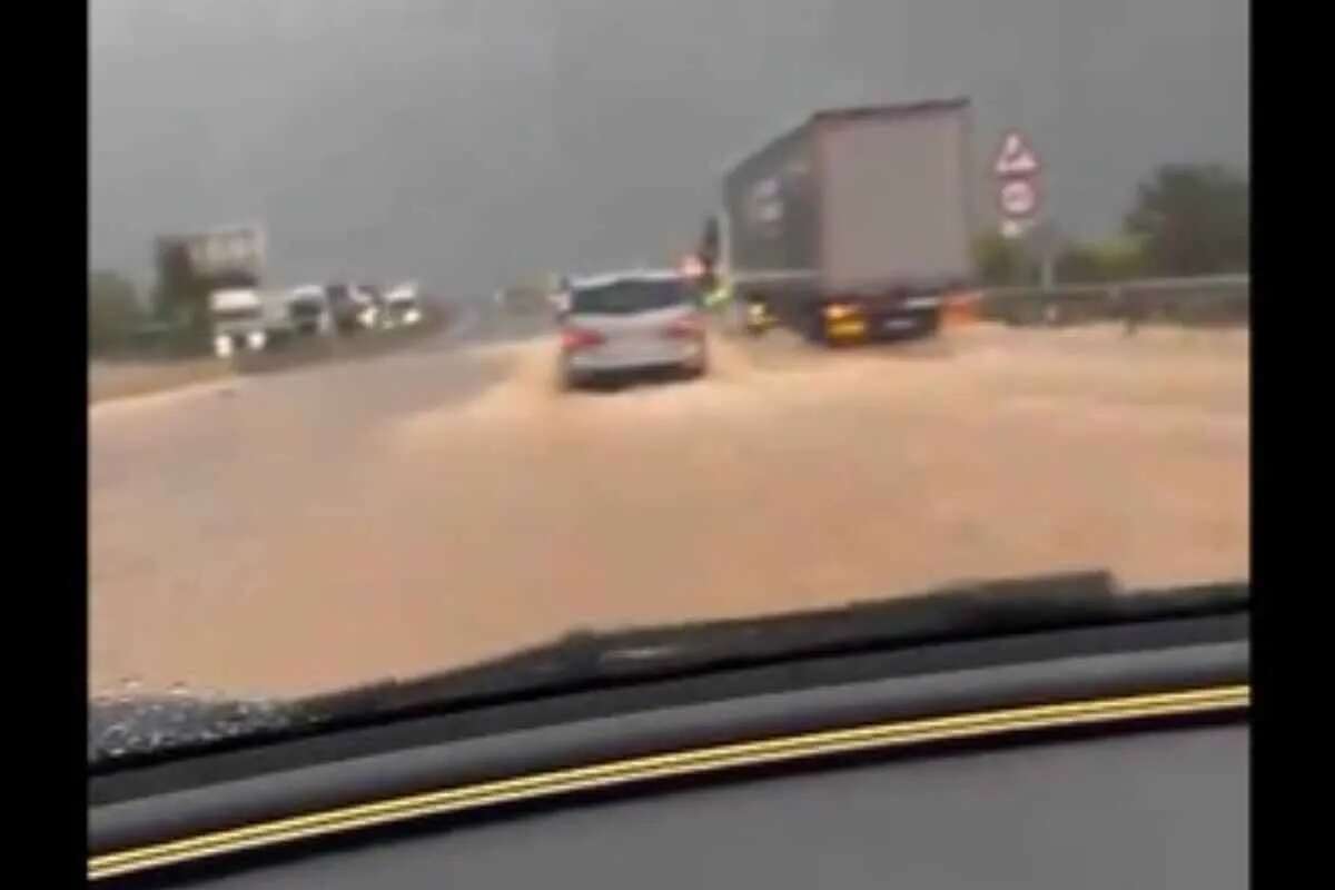 Dana en España, última hora de las lluvias torrenciales en directo | Alerta roja en el litoral valenciano: cortes en la A-7 y en algunas líneas de metro y cerrados los puertos de Valencia y Sagunto