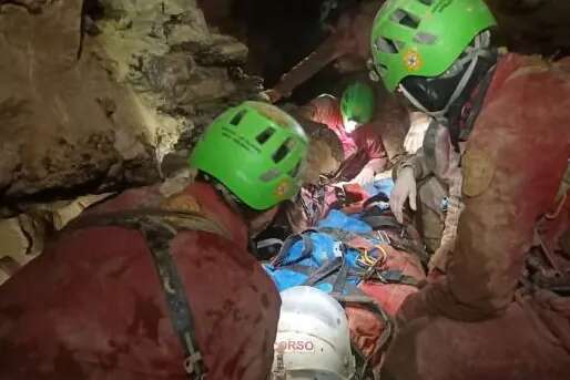 Los equipos de rescate intentan liberar a una espeleóloga atrapada en una cueva en Bérgamo (Italia)