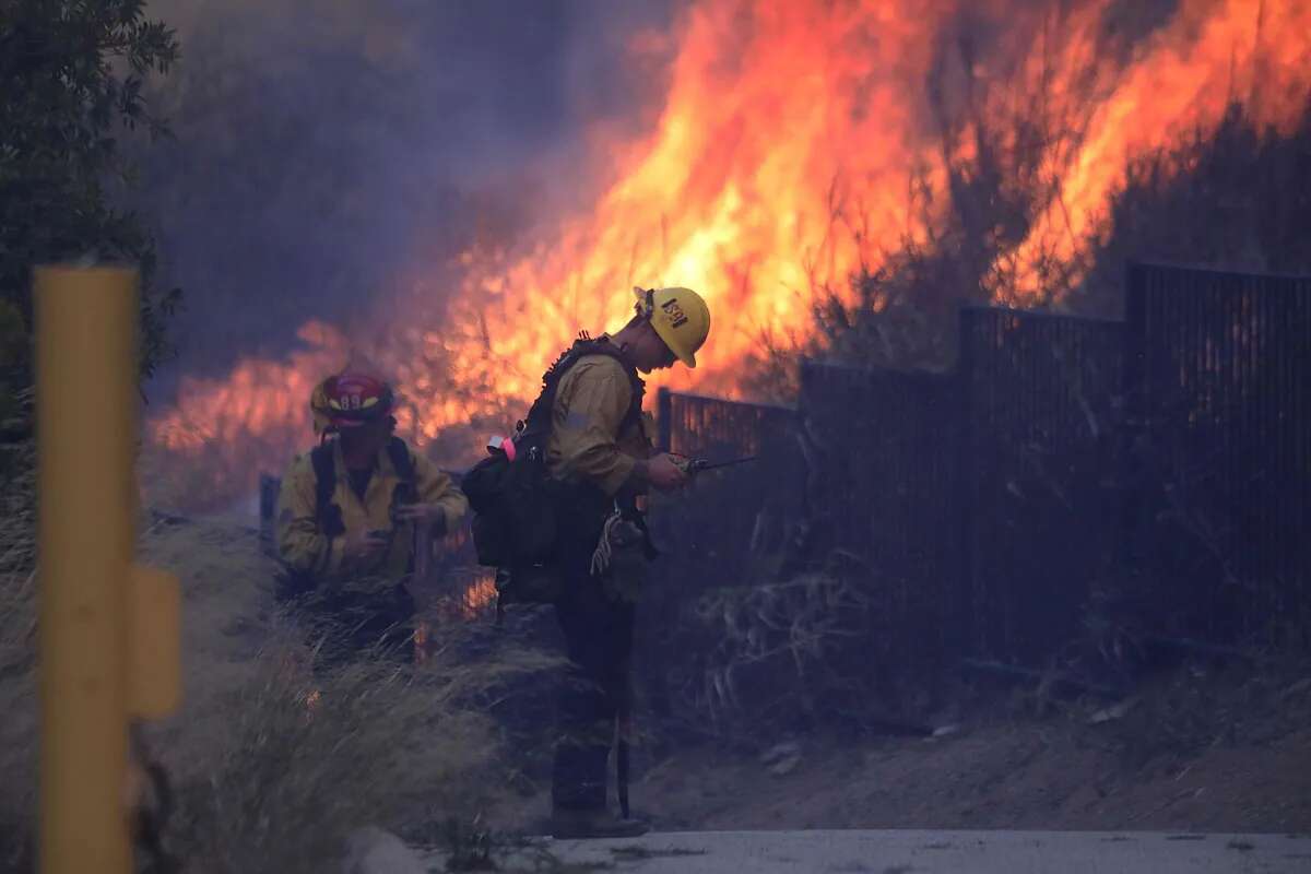 Los residentes de Los Ángeles huyen del fuego mientras los vientos potencialmente 