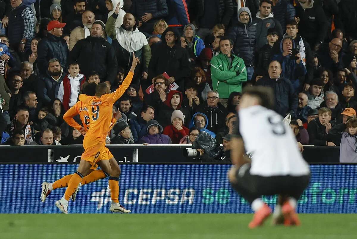 El Real Madrid resucita en Mestalla tras la expulsión de Vinicius a costa de un Valencia al que no le basta con ser valiente