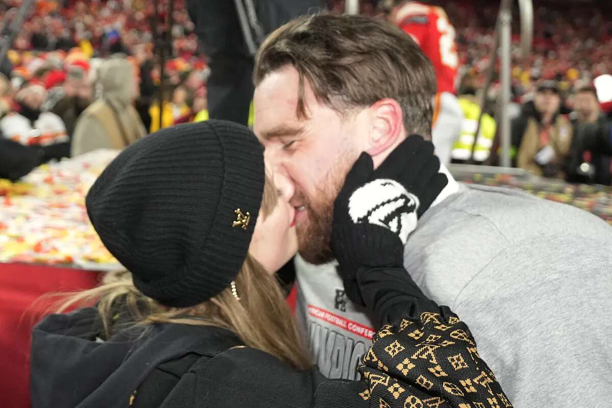 El apasionado beso que Taylor Swift dio a su novio, el jugador Travis Kelce, tras clasificar a su equipo para la Super Bowl