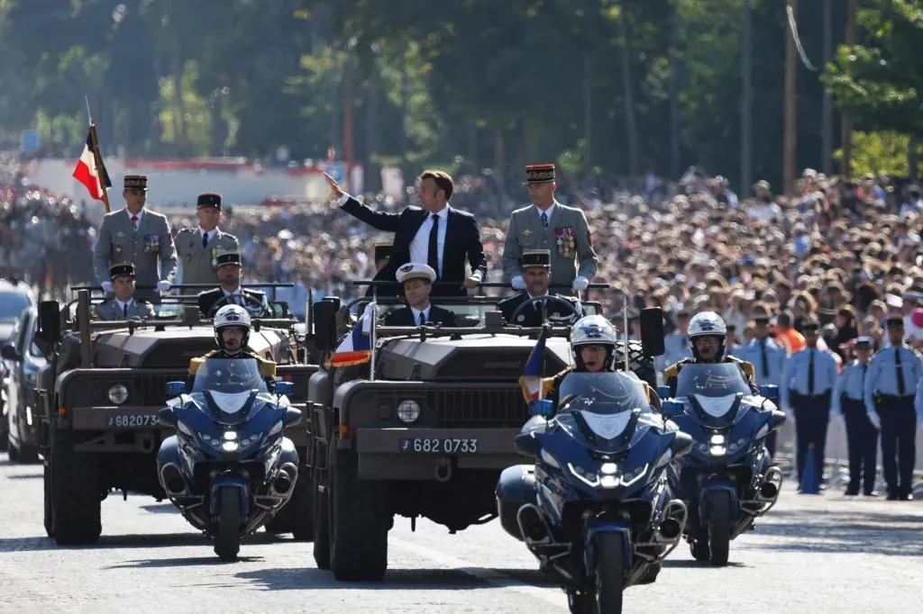 Francia celebra su fiesta nacional en plena parálisis política y dividida