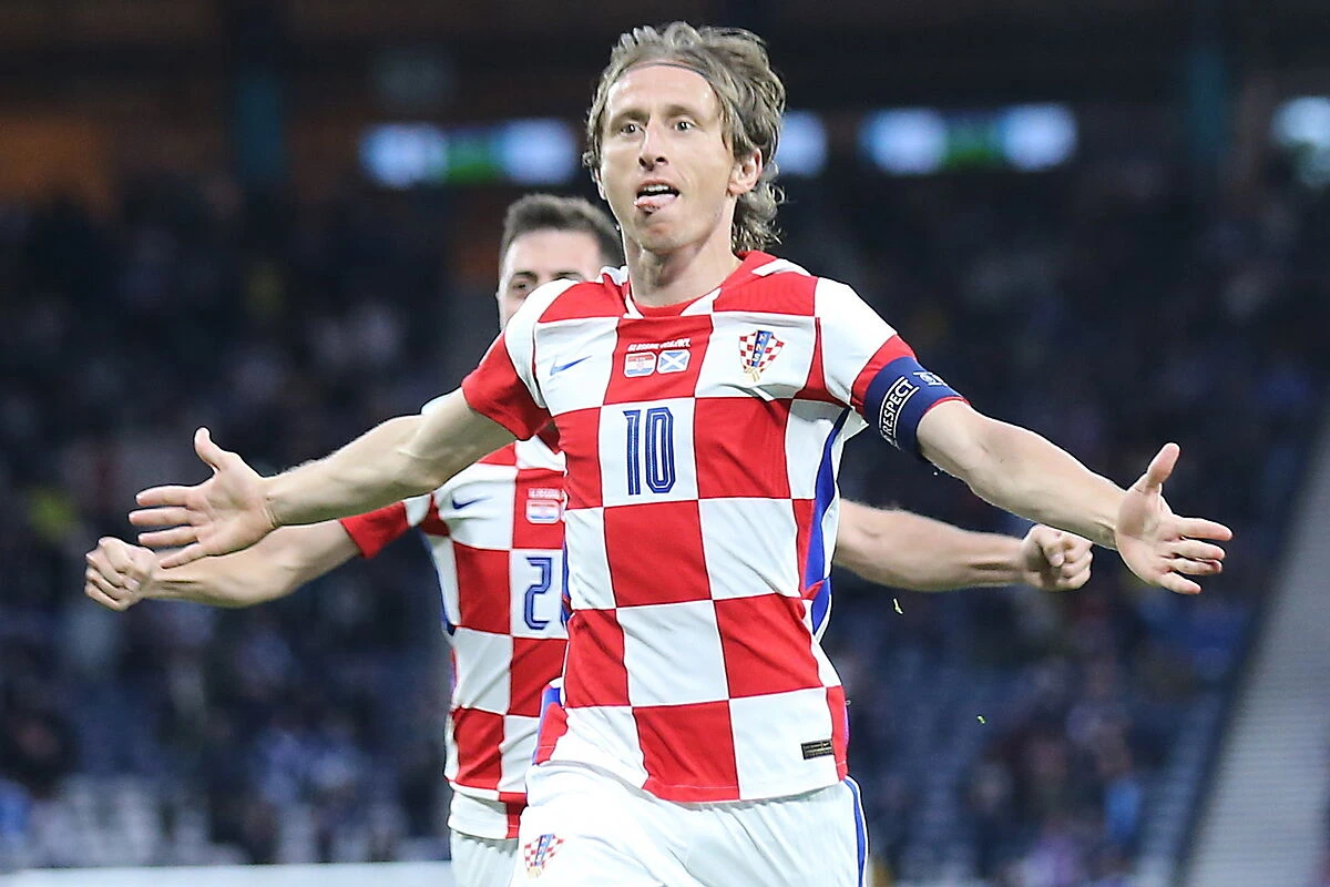 Modric frota su lámpara para clasificar a Croacia