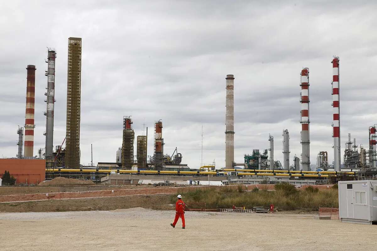 Repsol deja en el aire el futuro de sus cinco refinerías en España al congelar 1.500 millones de inversión por el 'impuestazo'