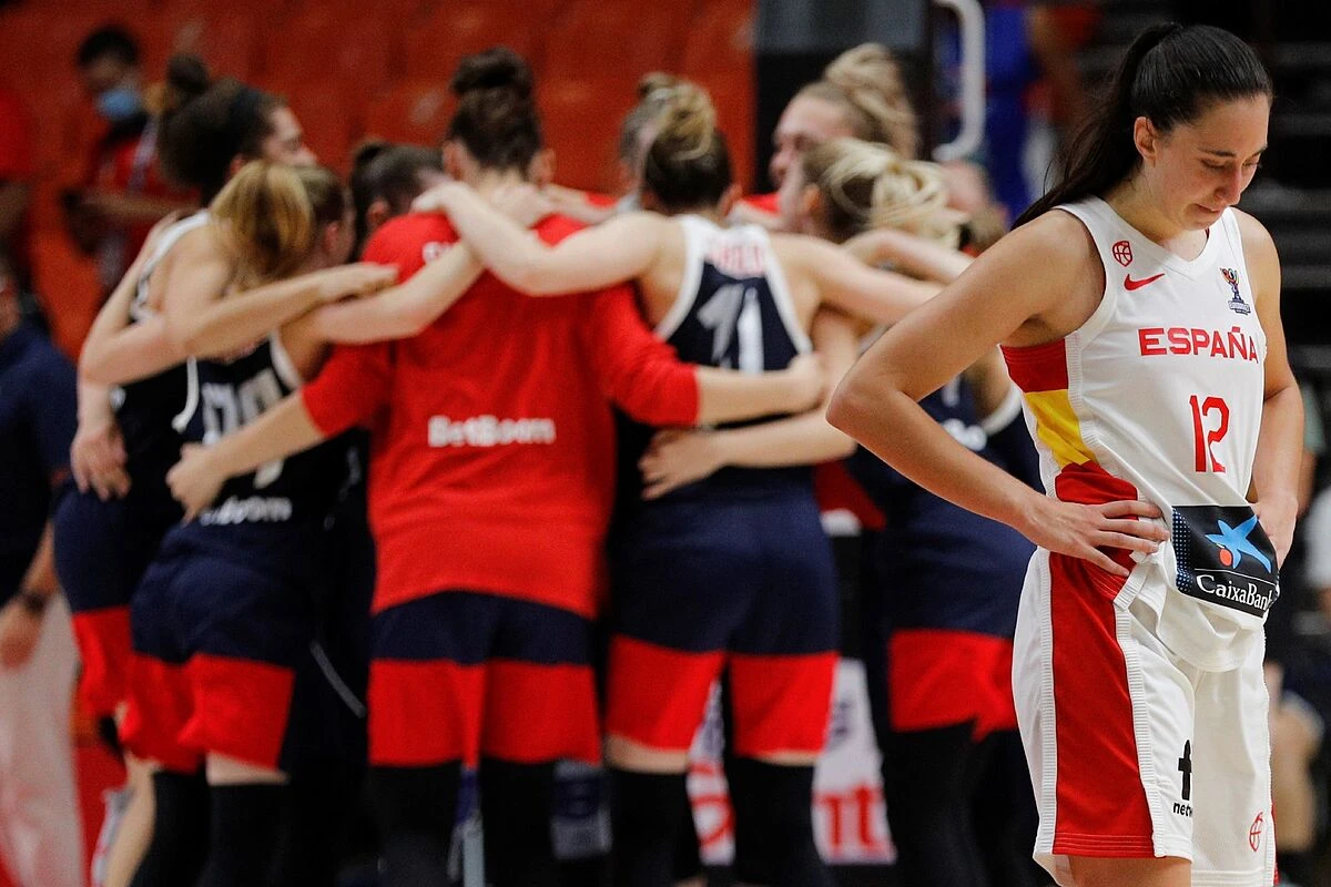 Una derrota con demasiado castigo: España cae ante Rusia y se queda sin billete al Mundial