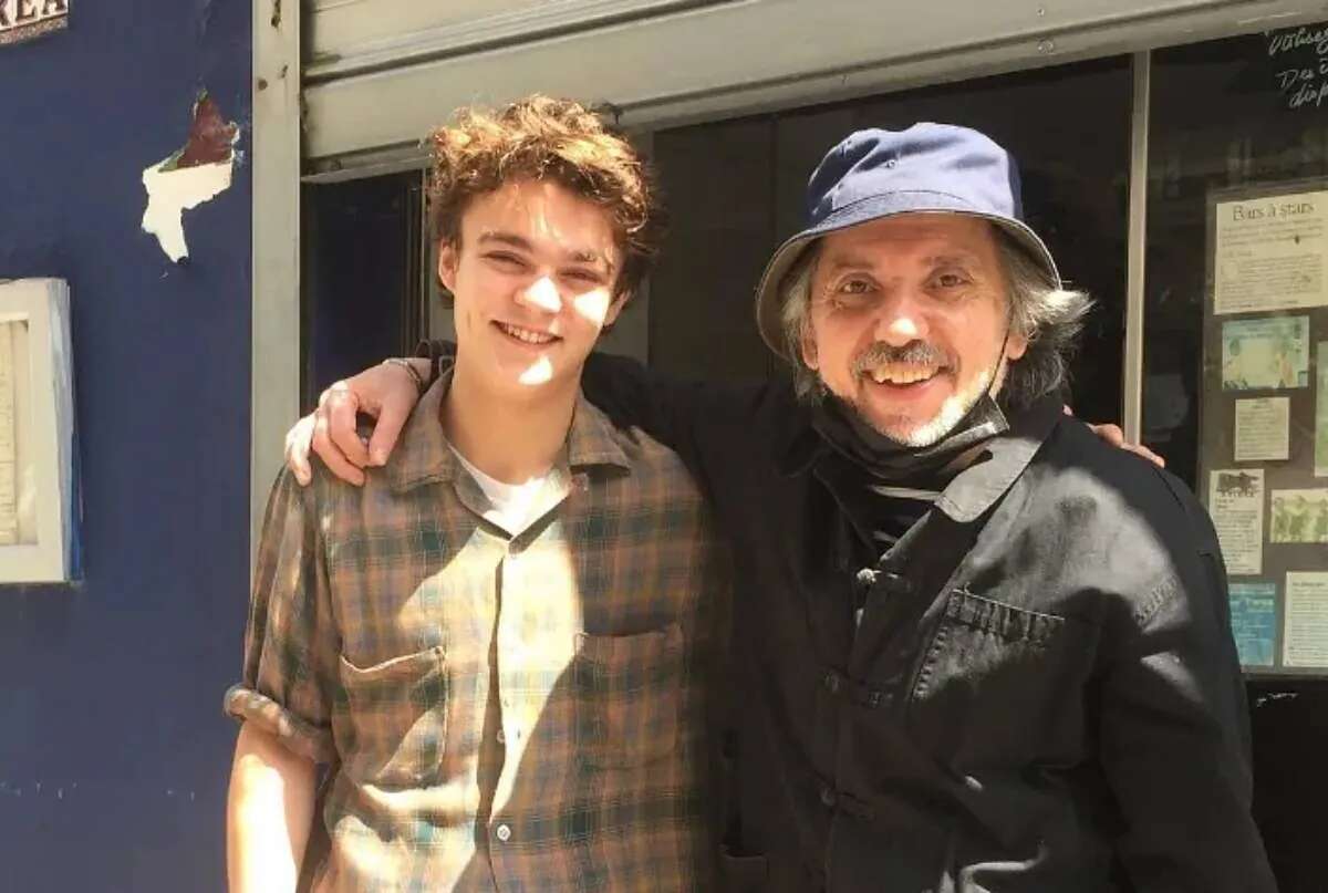 El hijo de Johnny Depp que pasa de la fama de sus padres y trabaja como camarero en París