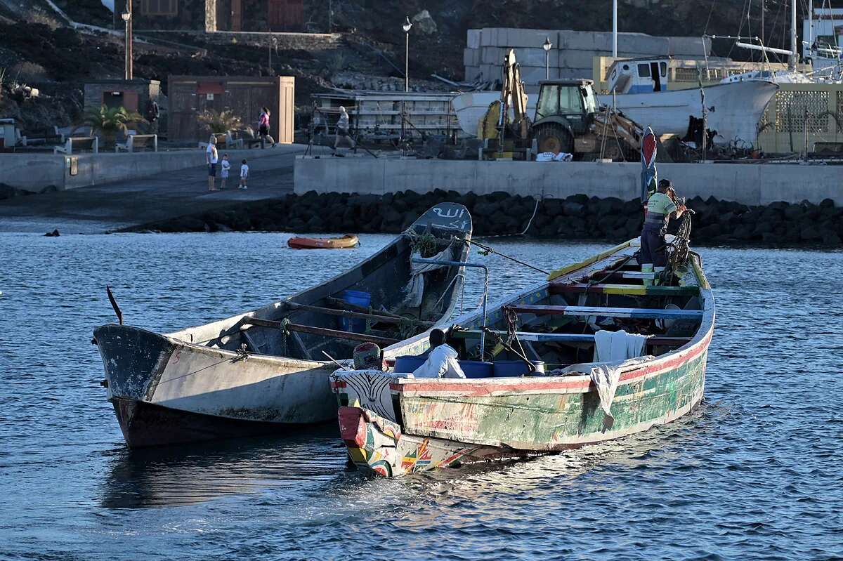 Canarias suplica ayuda tras el naufragio mortal del cayuco en El Hierro y prosigue la búsqueda de los 48 desaparecidos: 