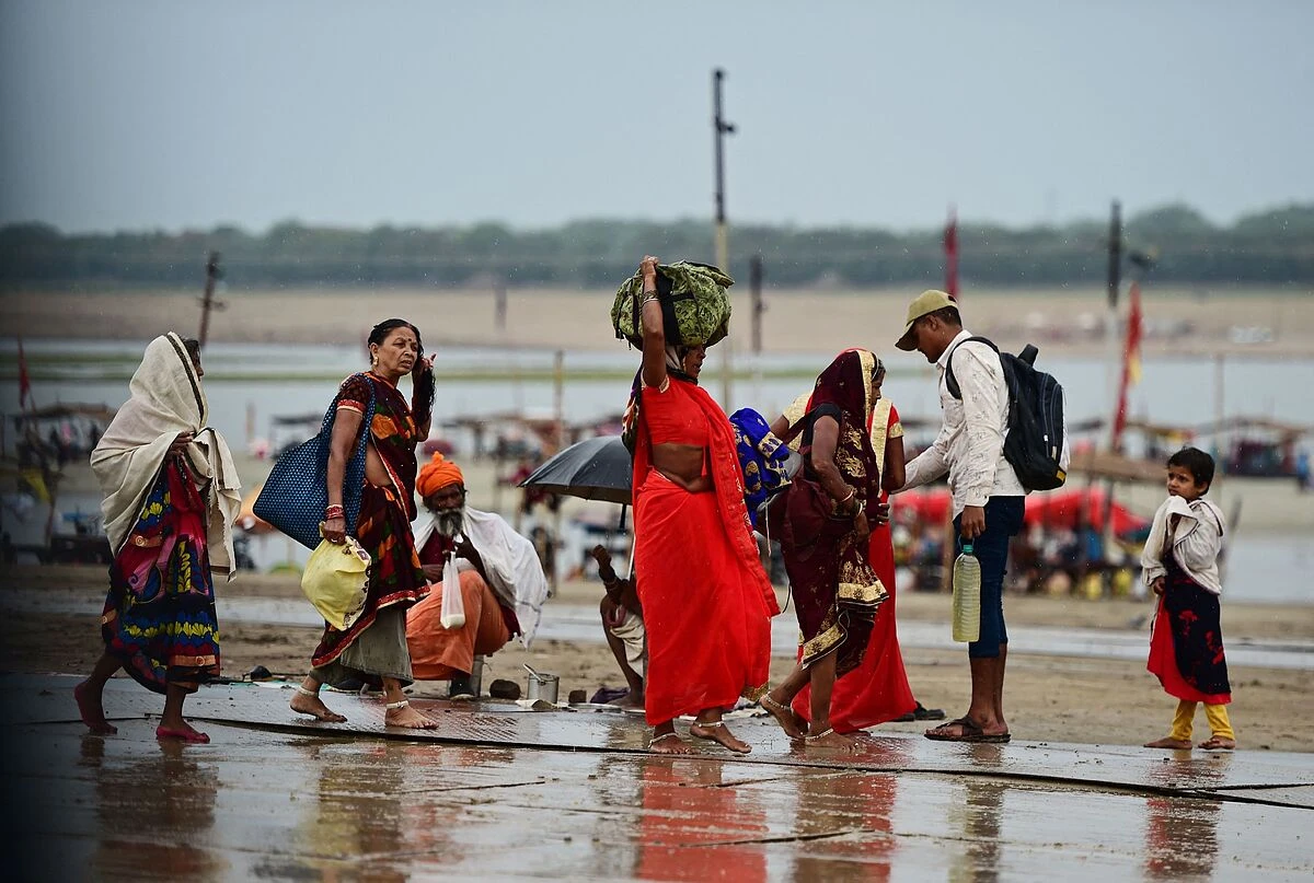 Encuentran a una bebé en buen estado dentro de una caja que flotaba en el río Ganges