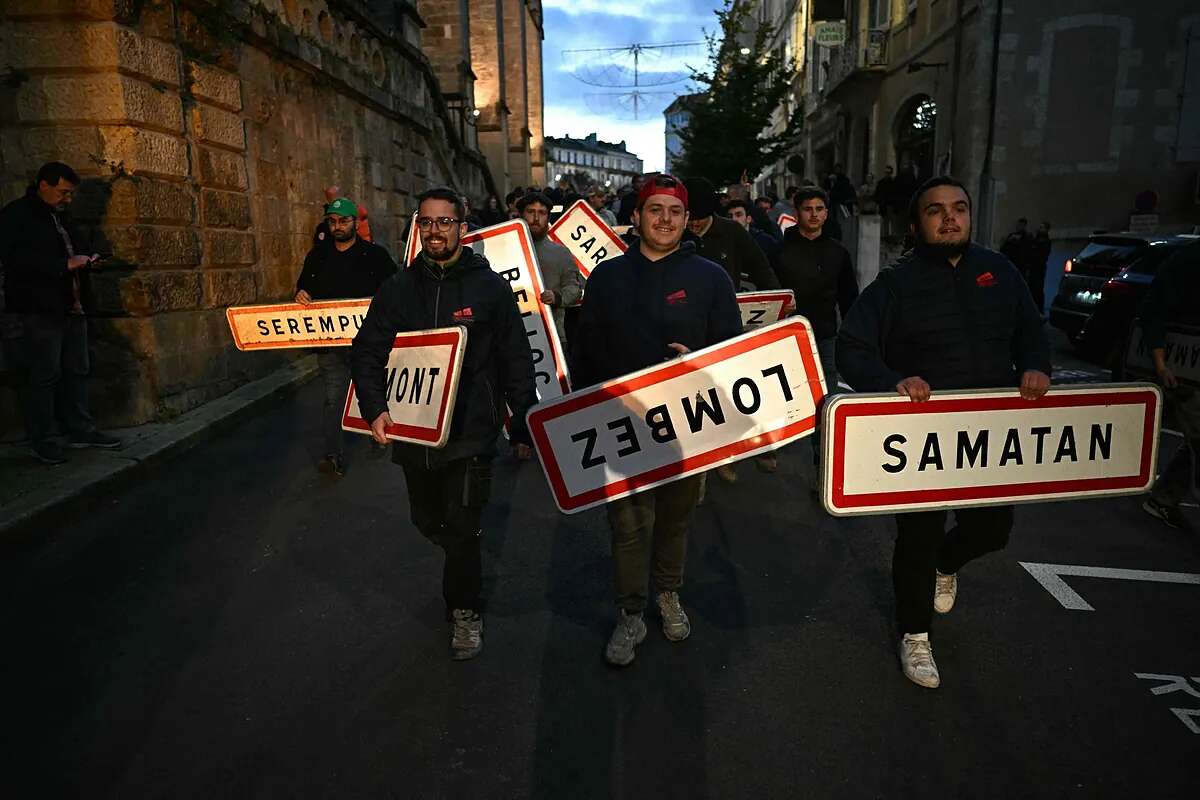 Los sindicatos agrícolas franceses endurecen sus protestas con bloqueos por todo el país