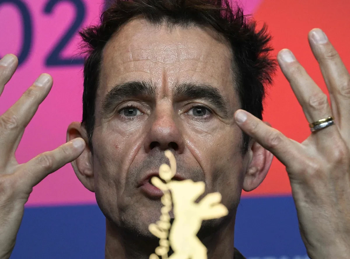Tom Tykwer inaugura la Berlinale y se estrellan los dos, él y la Berlinale, en su inabarcable ambición