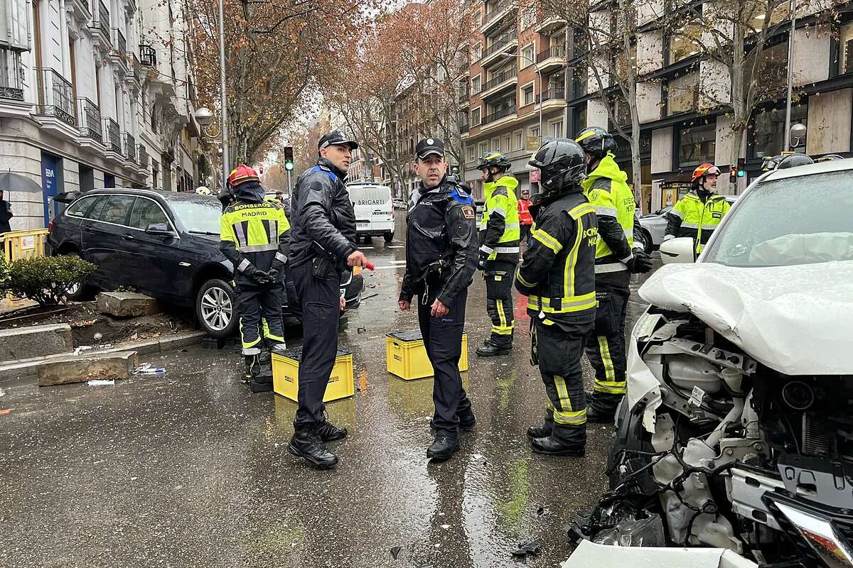 Tres heridos en un choque entre un todoterreno y un SUV que ha acabado subido en un parterre de la calle Goya