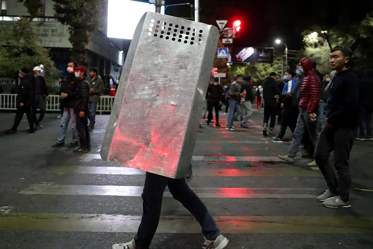 Protestas en Kirguistn: toman el Parlamento y liberan al ex presidente de prisin
