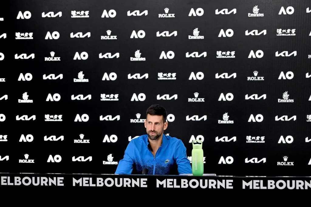 Djokovic elude una entrevista en pista por 