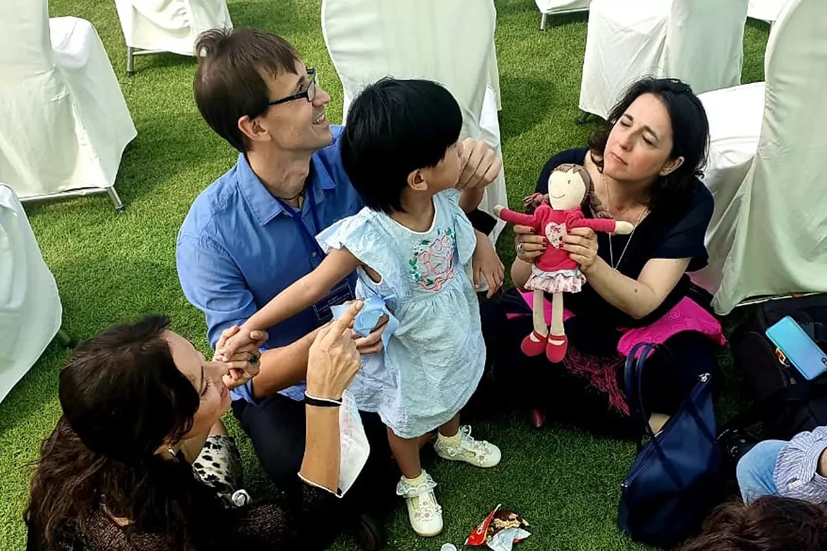Las familias espaolas ven desbloquearse las adopciones en 17 pases